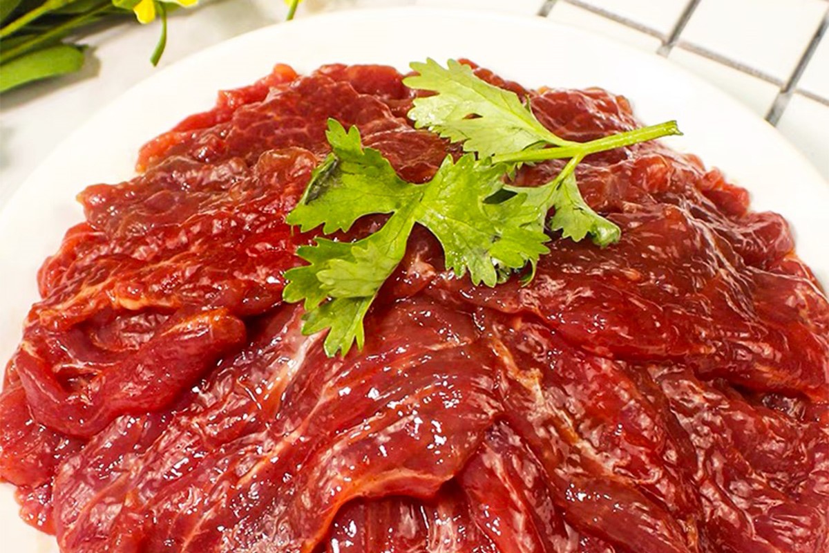 Prefrying fried beef in stock Prefrying fried beef in stock